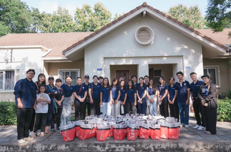AIU Students and Faculty Deliver Flood Relief Packages to Families in Ban Tha Sao